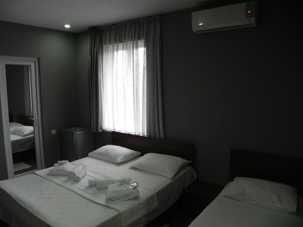 Hotel Leon Batumi Exterior photo